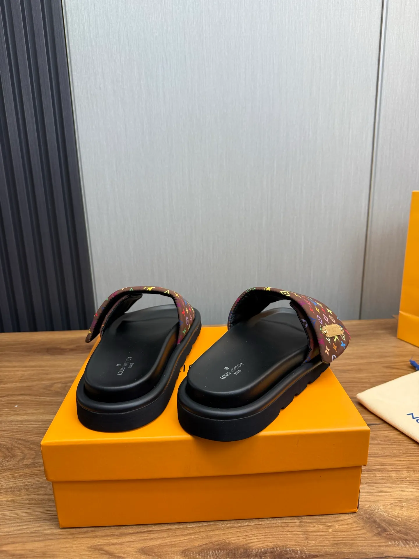 Men's shoes 💰360💰 Lv. hot selling men's slippers 🔥 🩴Official website one to one production 38-45 sizes 45 46 🉑️Customized!